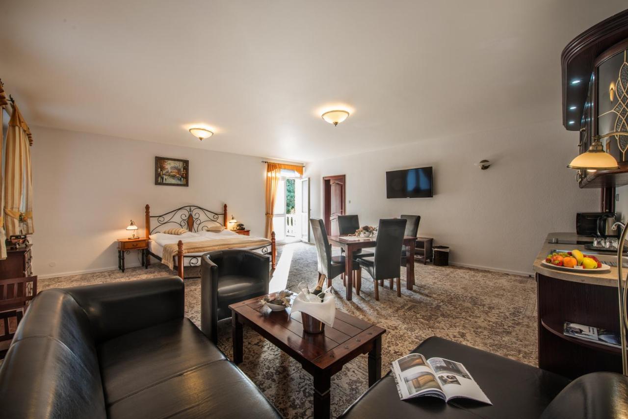 Svatojansky Kastiel Hotel Liptovsky Jan Bagian luar foto