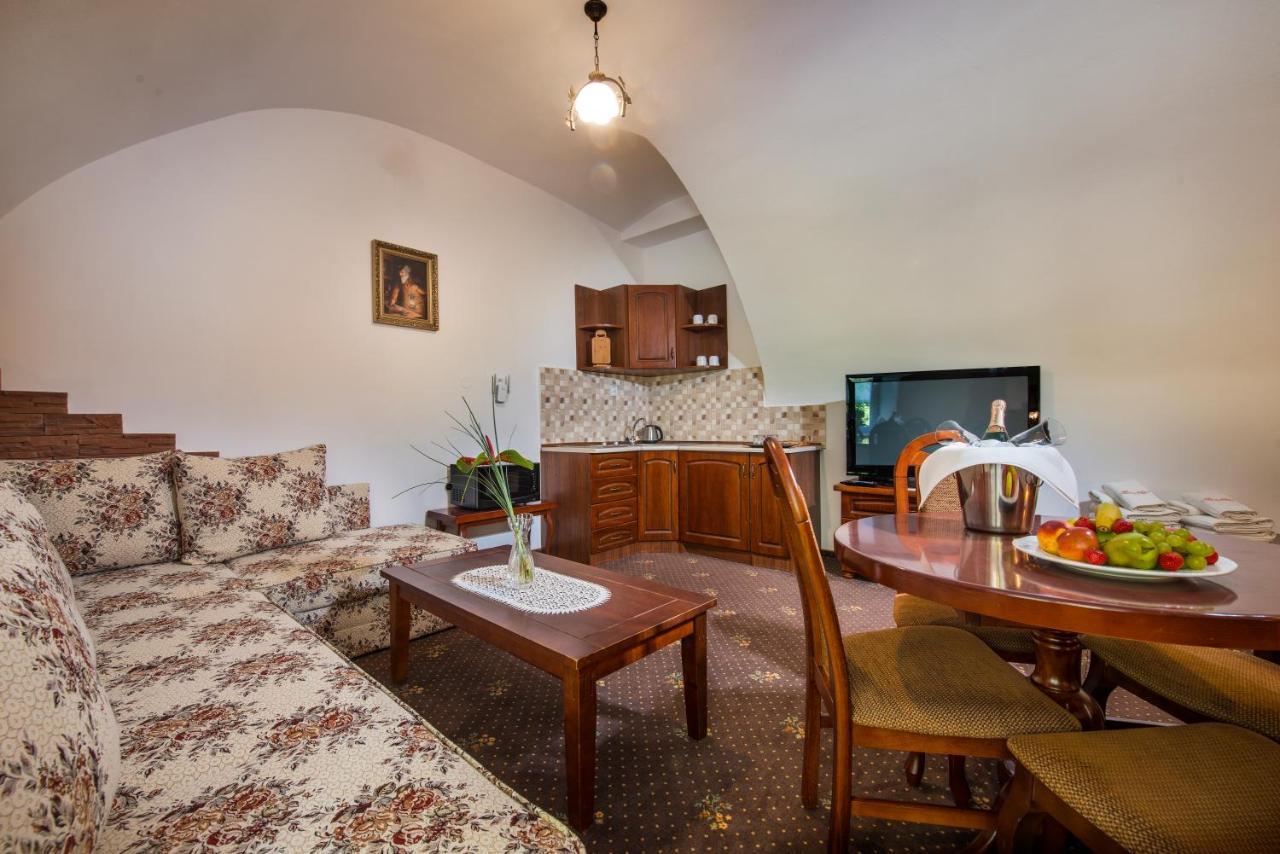 Svatojansky Kastiel Hotel Liptovsky Jan Bagian luar foto